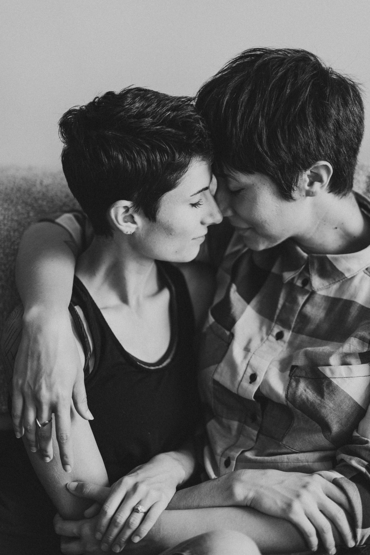 BLACK AND WHITE ROMANTIC IMAGE OF LESBIAN COUPLE