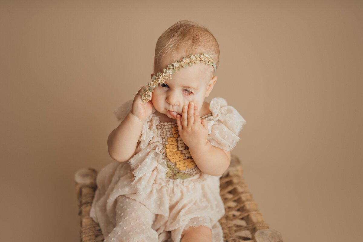 girl rips off headband during first birthday pictures in tampa