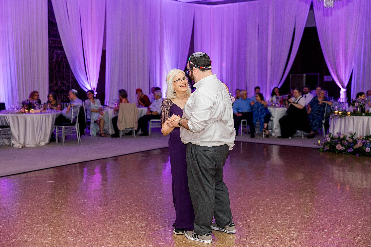 Eliana-Melmed-Photography-Chicago-LosAngeles-Jewish-WeddingPhotography-ElianaSklar-DanceFloor-00270