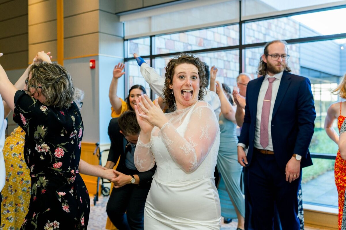 Eliana-Melmed-Photography-Chicago-LosAngeles-Jewish-WeddingPhotography-ShulaNoah-Simcha-Dancing-00006