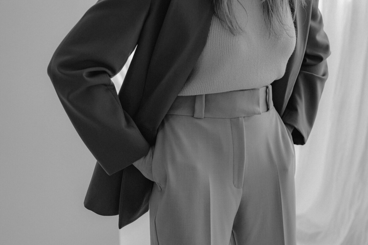 kaboompics_simplistic-sophistication-a-fashion-photoshoot-with-a-stunning-model-in-neutral-minimalist-outfits-30946
