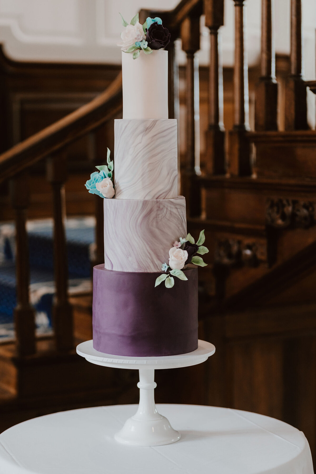 Purple and white marble elegant wedding cake with sugar roses for country house wedding