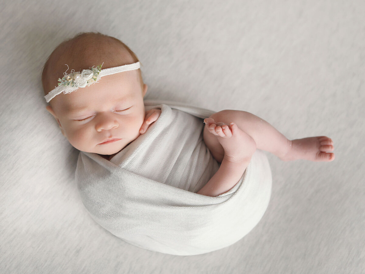 Oakville-newborn-photographer-in-home-session-for-newborns