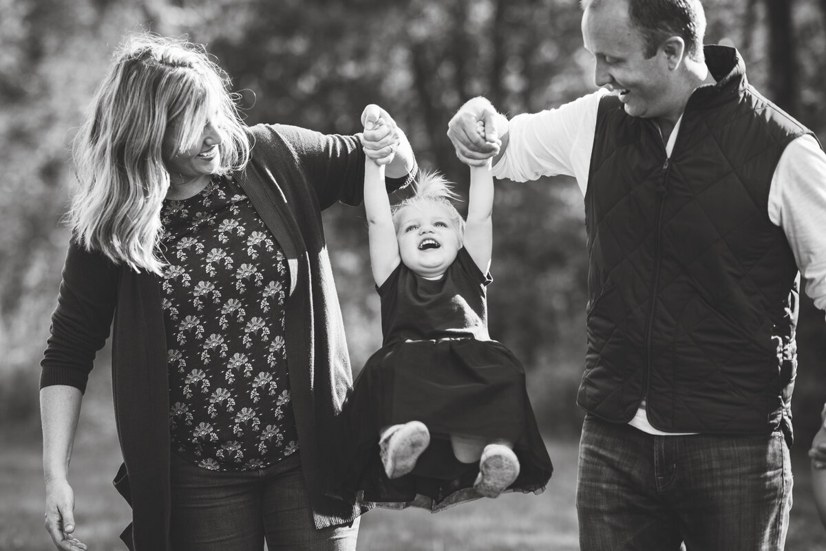 Des-Moines-Iowa-Family-Photographer-Theresa-Schumacher-Photography-Fall-Kids-Swinging-Photo