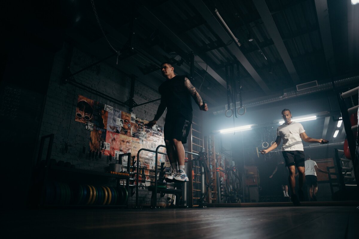 Men jump roping in a gym