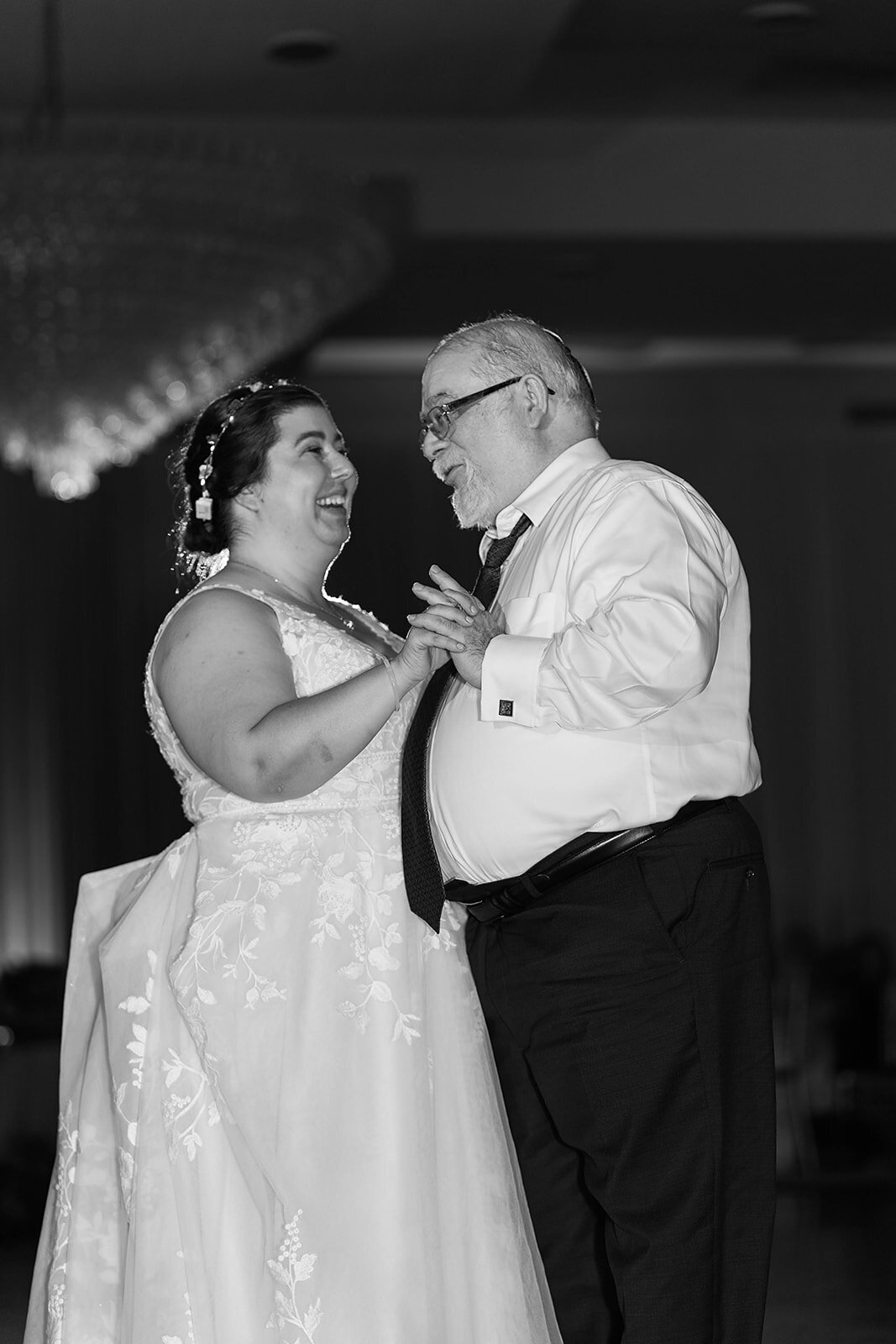 Eliana-Melmed-Photography-Chicago-LosAngeles-Jewish-WeddingPhotography-ElianaSklar-DanceFloor-00252
