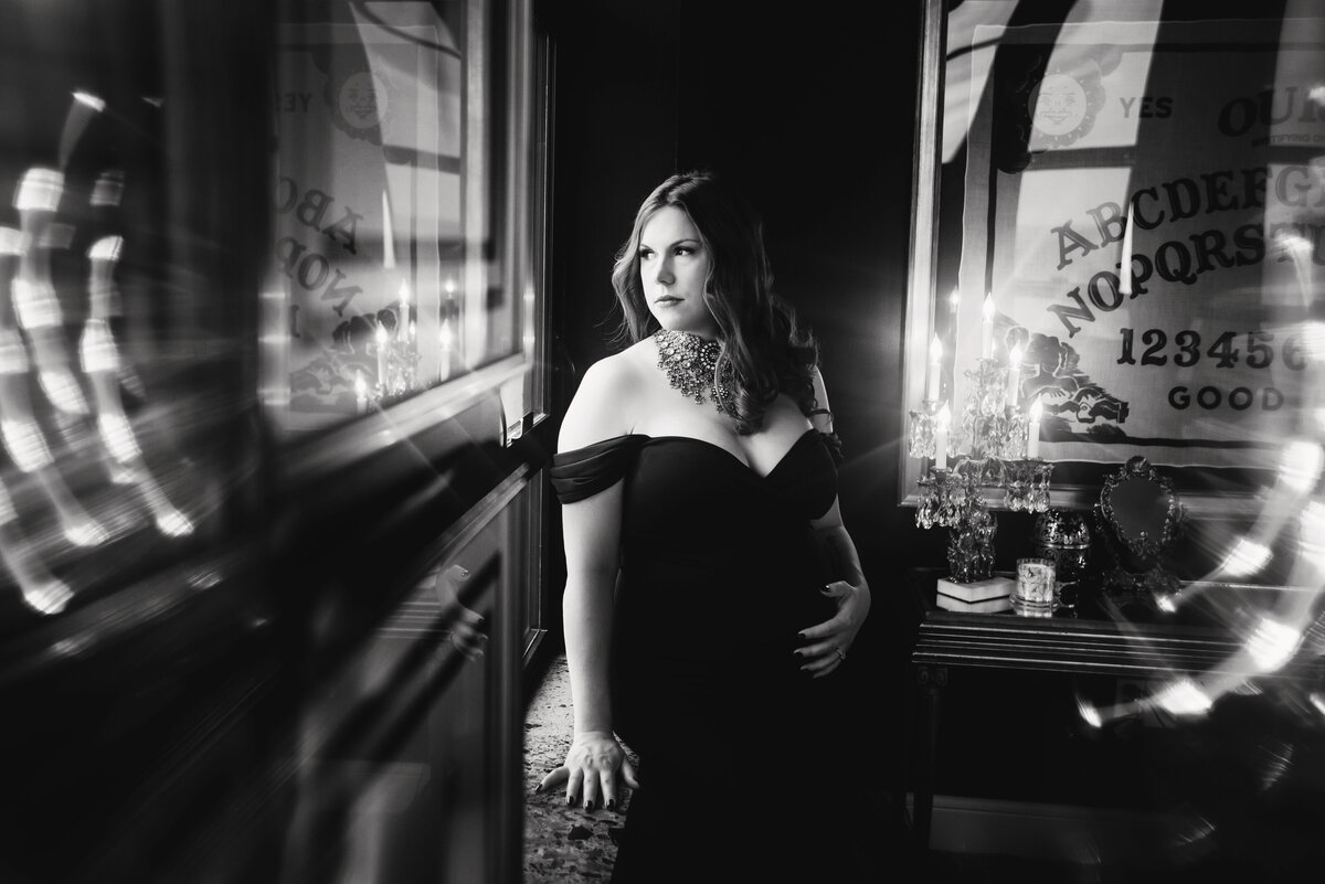 st-louis-maternity-photographer-black-and-white-of-mom-at-gatsby-penthouse-in-st-louis