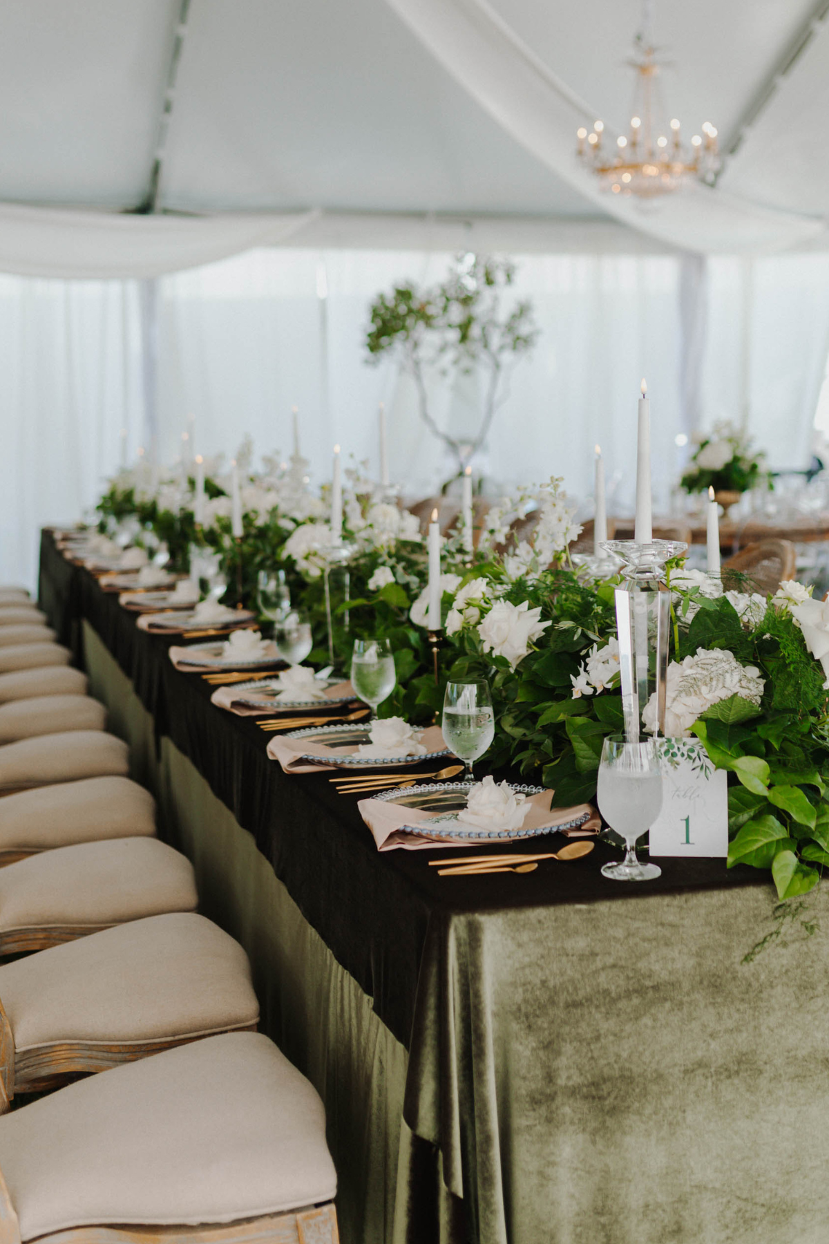 outdoor-garden-hindu-wedding-tent-greenery-dining-chargers-candles