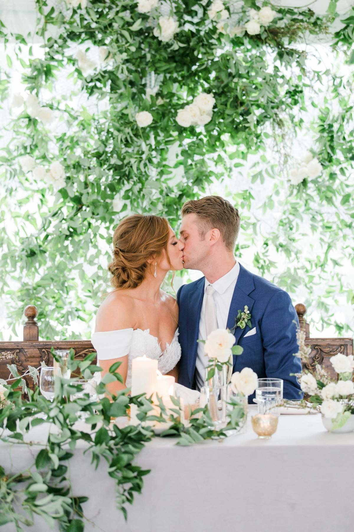 michigan-wedding-with-greenery-sweetheart-table