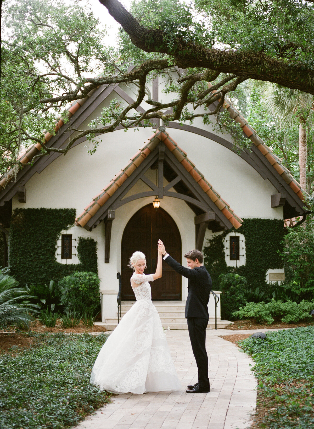 sea-island-wedding-bride-groom-chapel