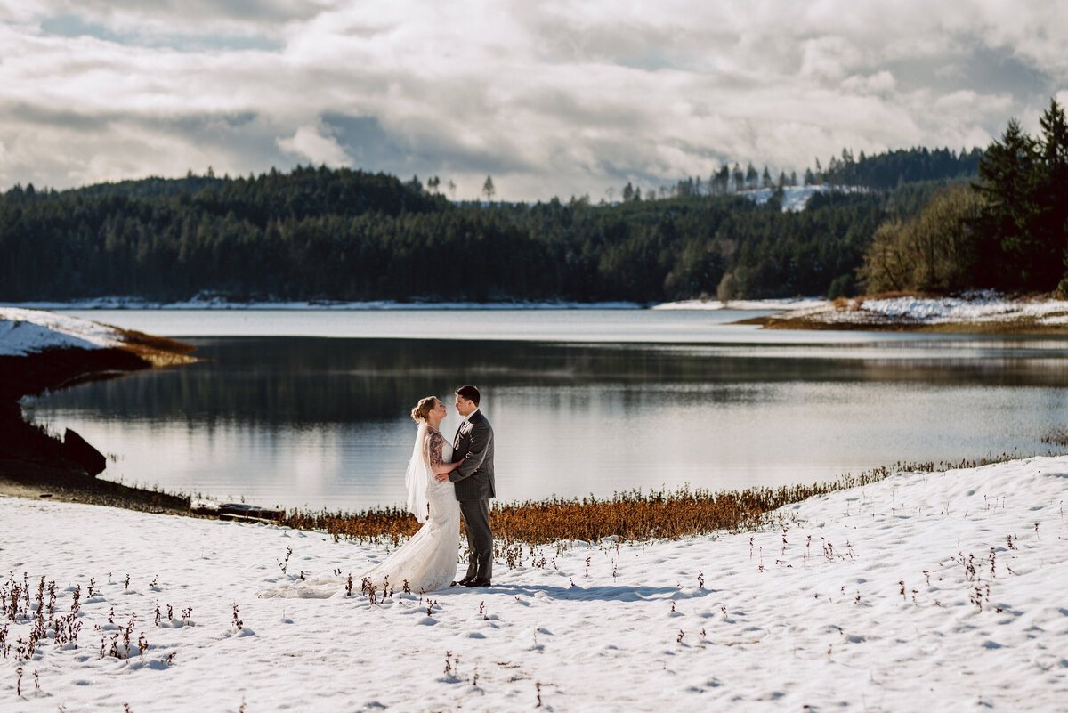 Hagg Lake Oregon winter wedding