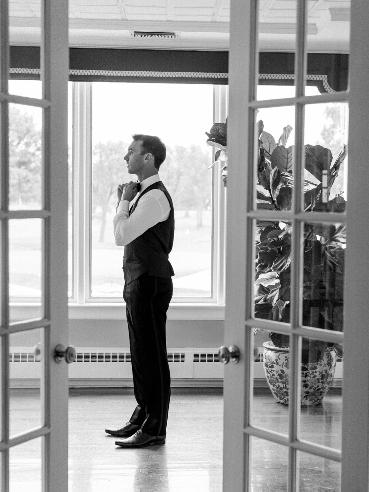 groom-ready-westmoreland-country-club-wedding-Chicago-North-ShoreWedding-Photographer-Sarah-Sunstrom-Photography