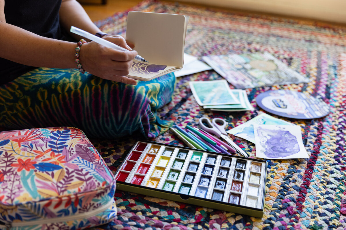 Creative-entrepreneur-paints-during-her-brand-session-in-Baltimore-Maryland