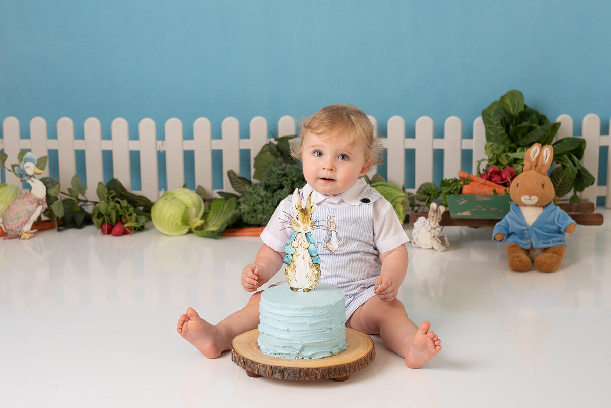 Playful baby cake smash themed cake  photography by Laura King