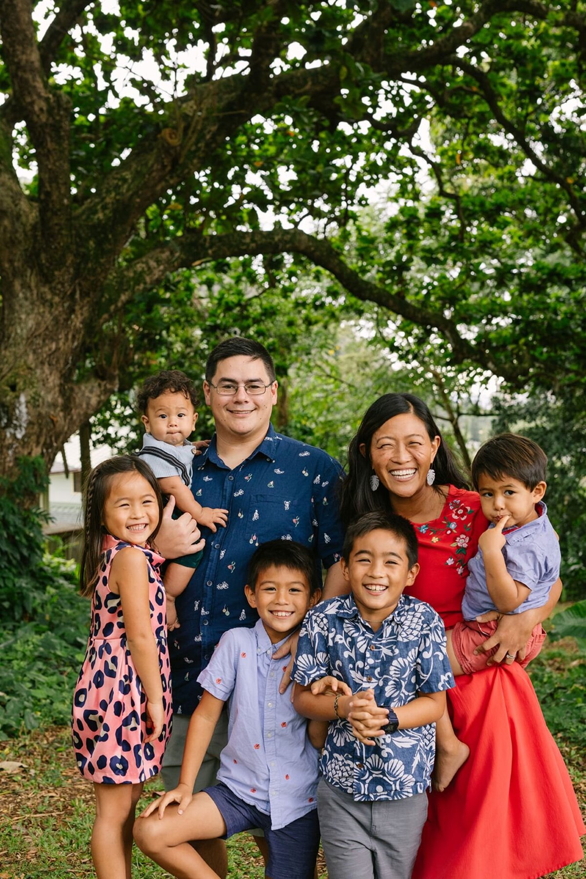 family of 7  portrait in hawaii