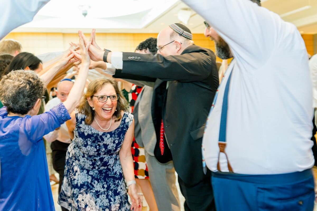 Eliana-Melmed-Photography-Chicago-LosAngeles-Jewish-WeddingPhotography-ShulaNoah-Simcha-Dancing-00008