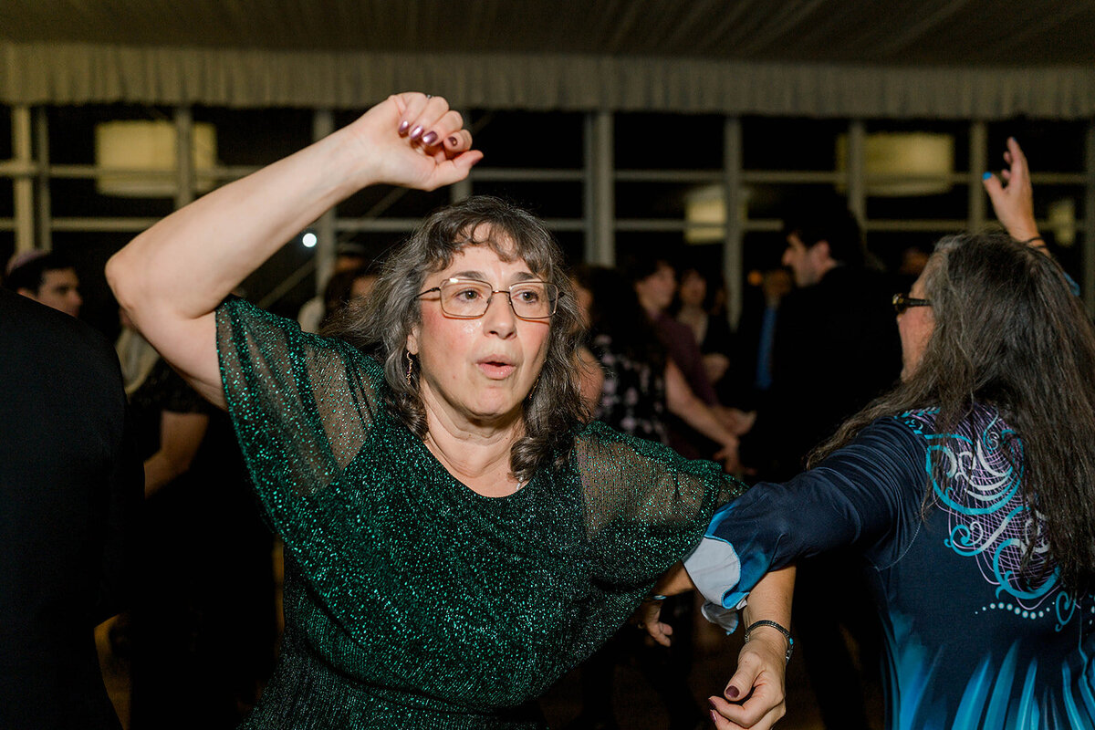 Eliana-Melmed-Photography-Chicago-LosAngeles-Jewish-WeddingPhotography-SimchaDancing-00183