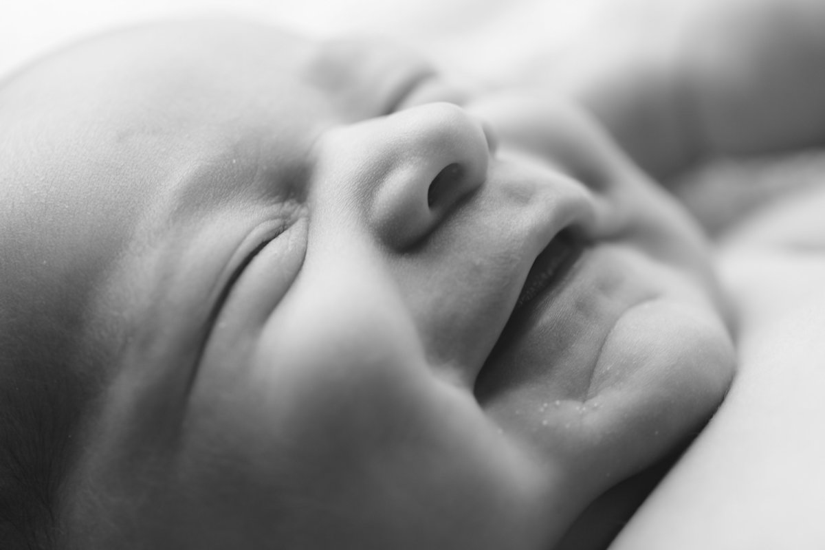 emera-newbornphotos-devipridephotography02bw