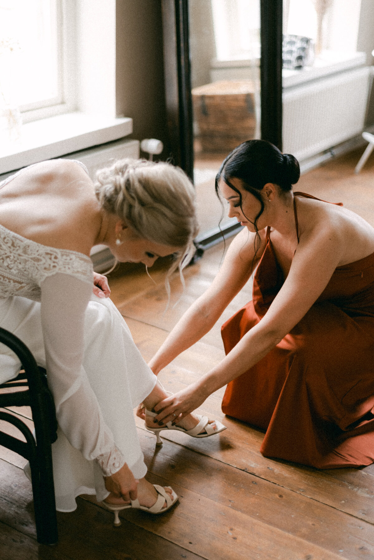 A documentary wedding  photo of the bride getting ready with her bridesmaids in Oitbacka gård captured by wedding photographer Hannika Gabrielsson in Finland