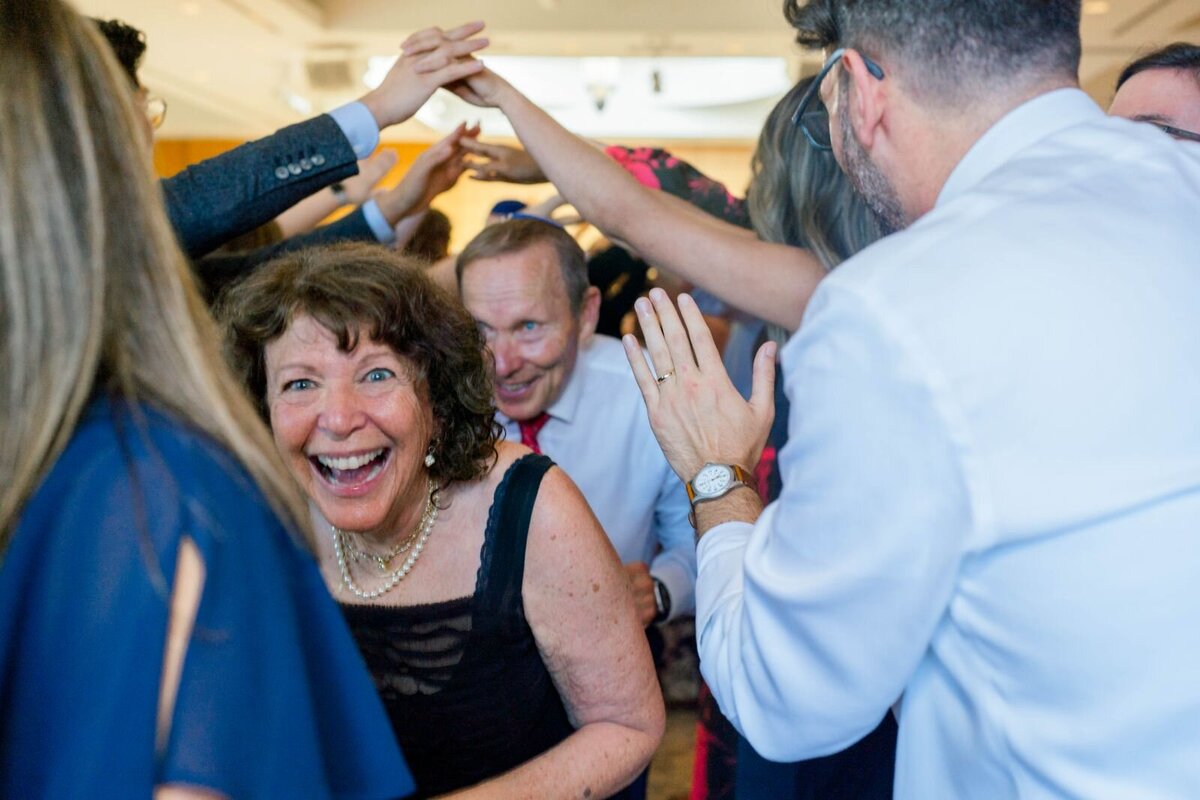 Eliana-Melmed-Photography-Chicago-LosAngeles-Jewish-WeddingPhotography-ShulaNoah-Simcha-Dancing-00019