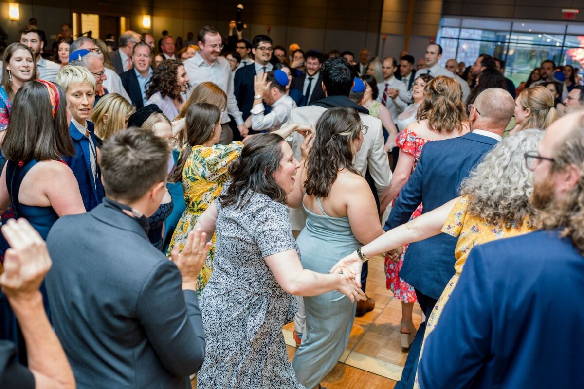 Eliana-Melmed-Photography-Chicago-LosAngeles-Jewish-WeddingPhotography-ShulaNoah-Simcha-Dancing-00072