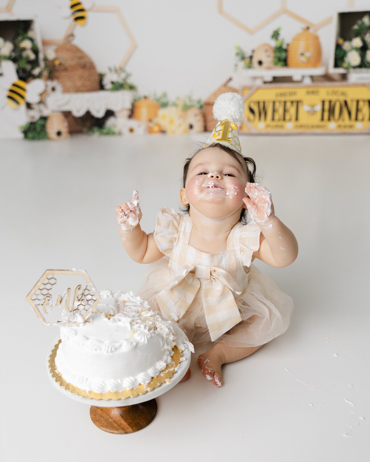 This little one’s first birthday celebration is buzzing with joy as they enjoy their cake in a whimsical bee-themed setup. Captured by Yucaipa cake smash photographer Kaitlyn Dawn Photography.