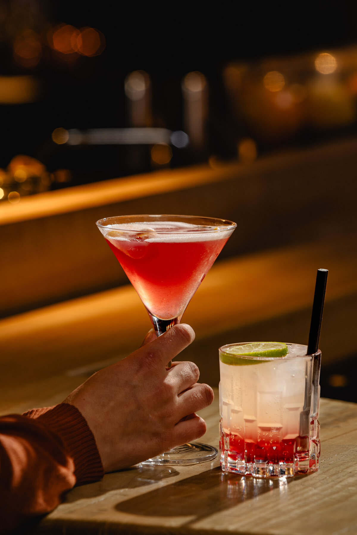 Zwei verschiedene Cocktails an der Bar im Restaurant LOTTA.