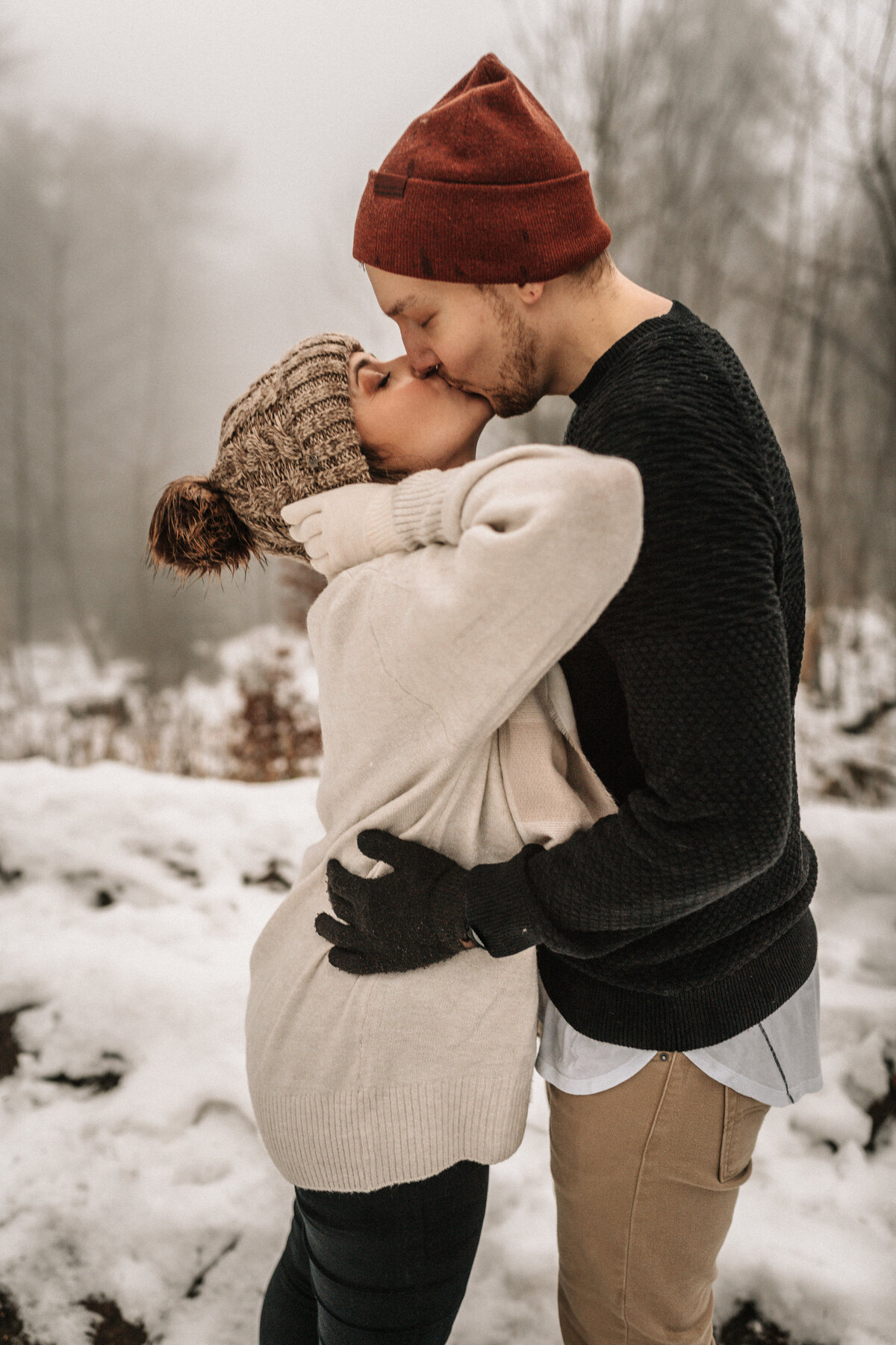 Liebespaar im Schnee küssend