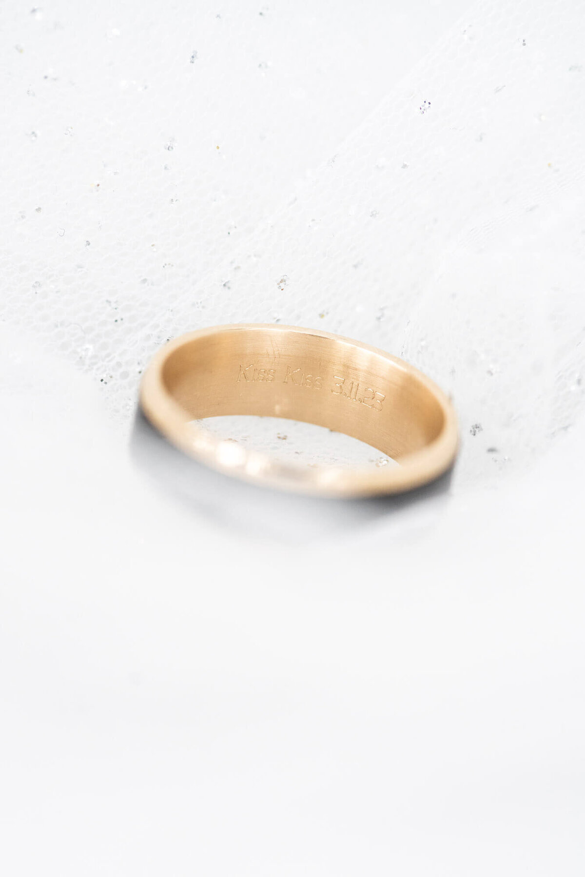 mens-wedding-band-ring-engraving-kiss-black-gold