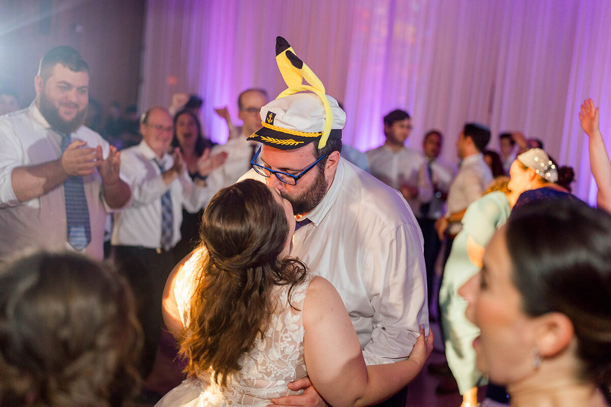 Eliana-Melmed-Photography-Chicago-LosAngeles-Jewish-WeddingPhotography-ElianaSklar-DanceFloor-00028