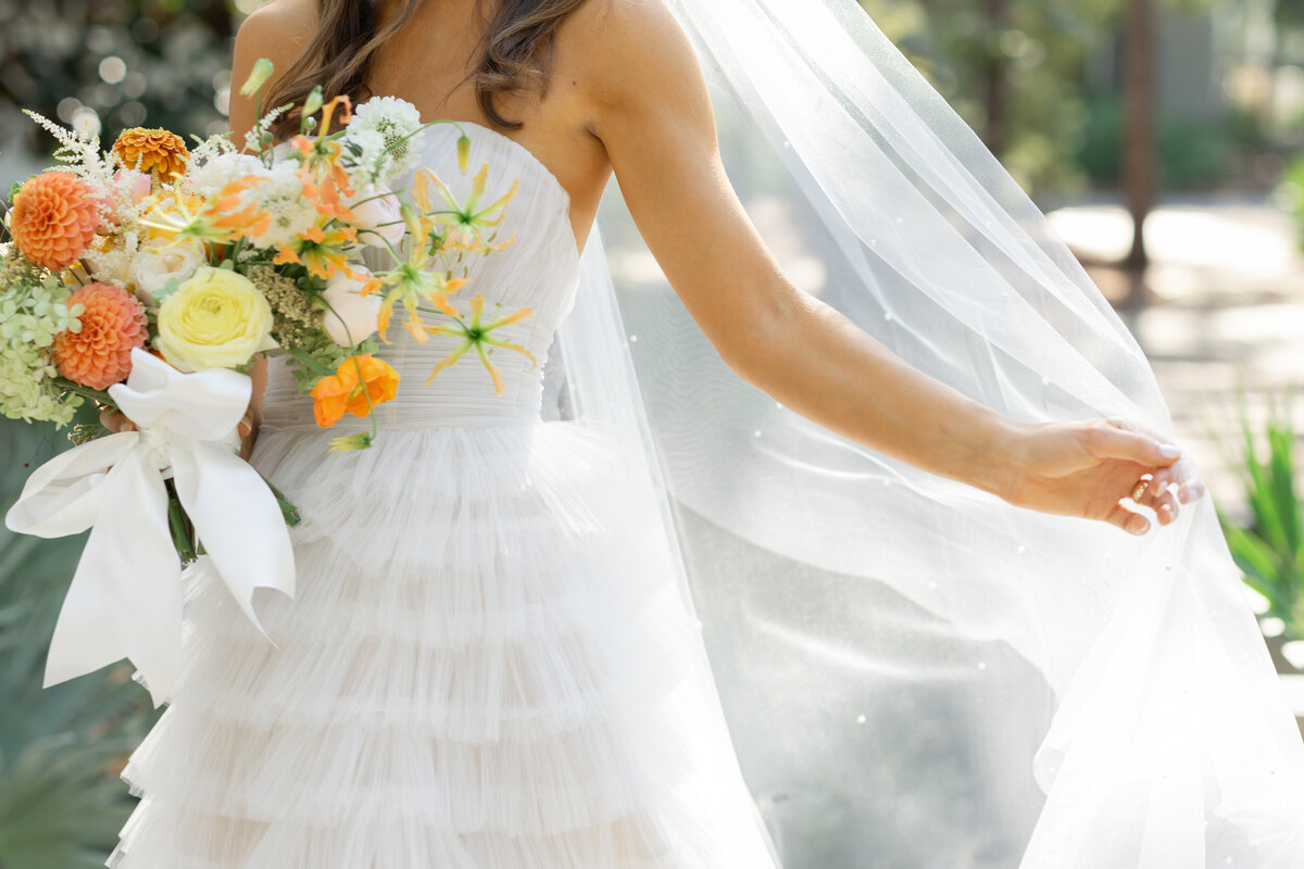 destination-wedding-bride-bouquet-citrus