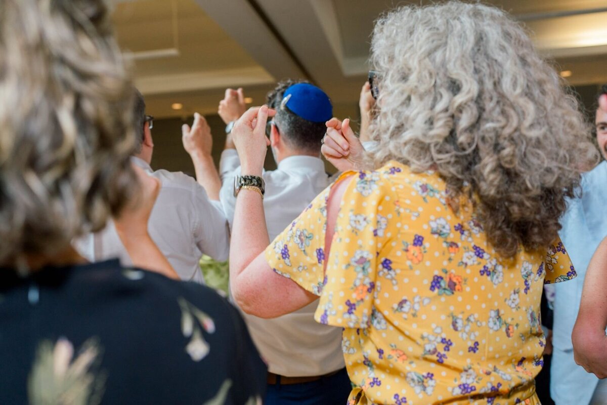 Eliana-Melmed-Photography-Chicago-LosAngeles-Jewish-WeddingPhotography-ShulaNoah-Simcha-Dancing-00066
