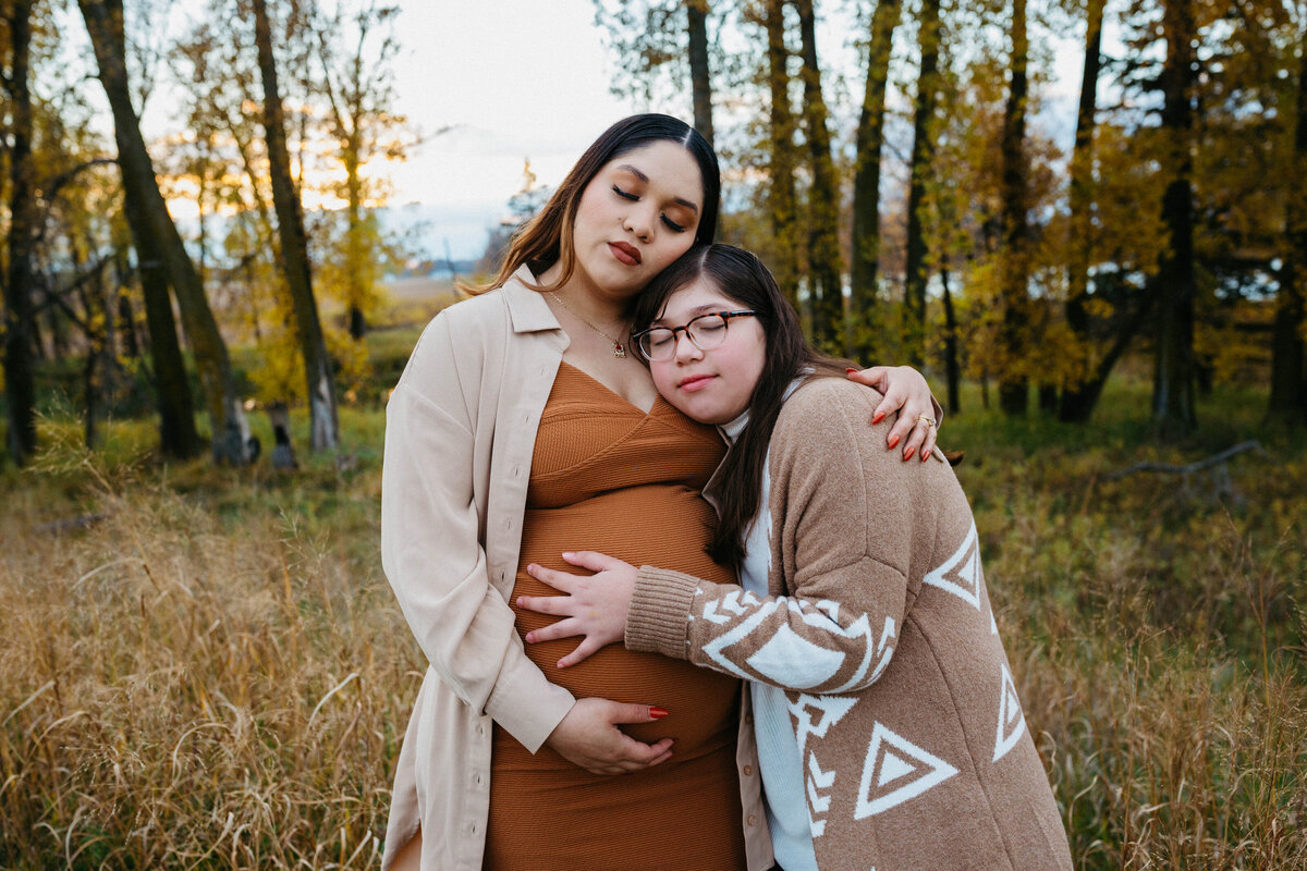 expecting-mom-and-daughter-hugging