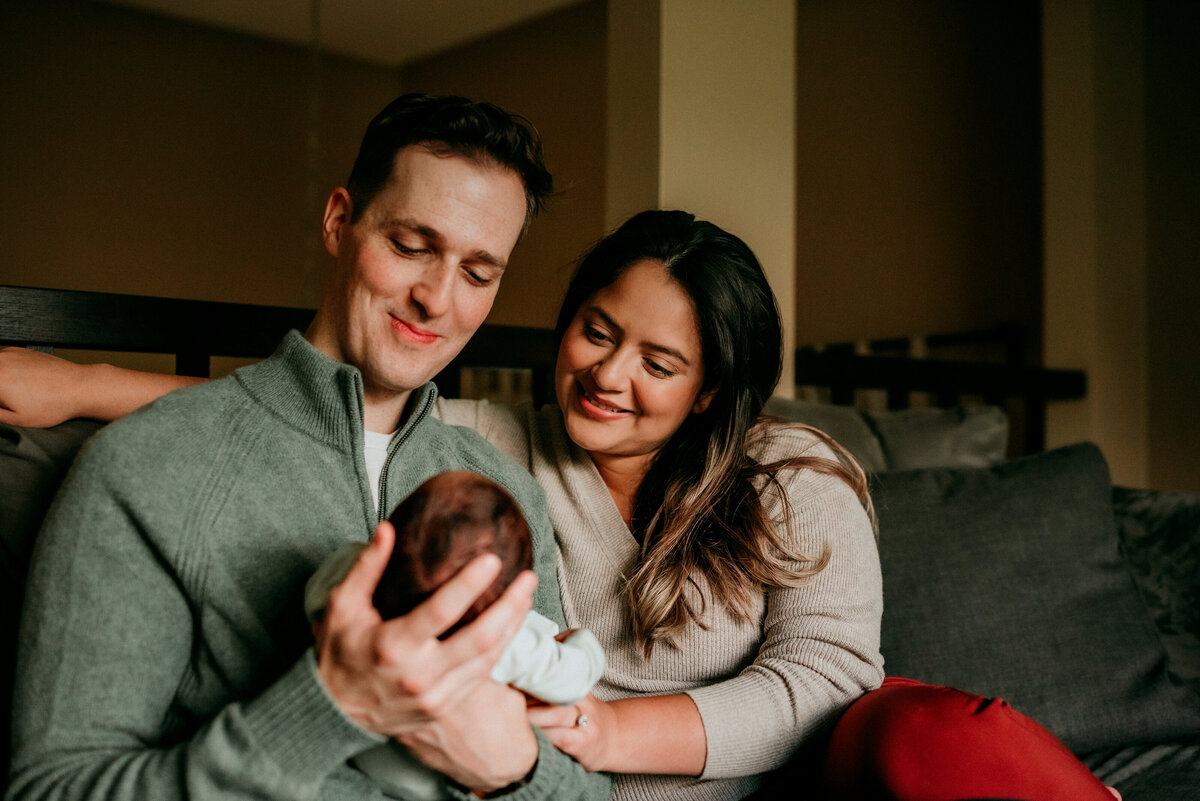 Embark on home sweet beginnings with cozy newborn portraits in Minneapolis. Shannon Kathleen Photography transforms your home into the perfect backdrop for capturing the sweetest moments of your newborn.