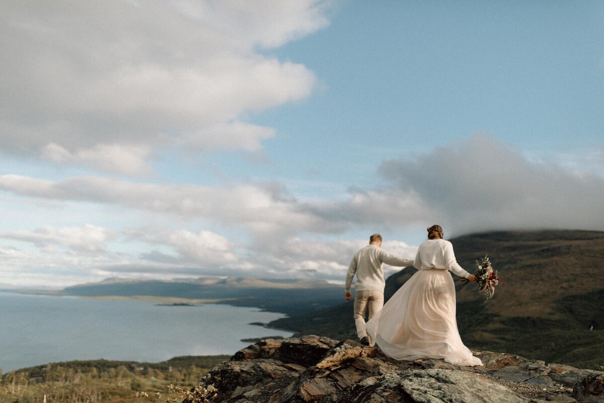 autumn-wedding-kiruna-lapland-photographer-elopement-björkliden-bröllop-bröllopsfotograf_1