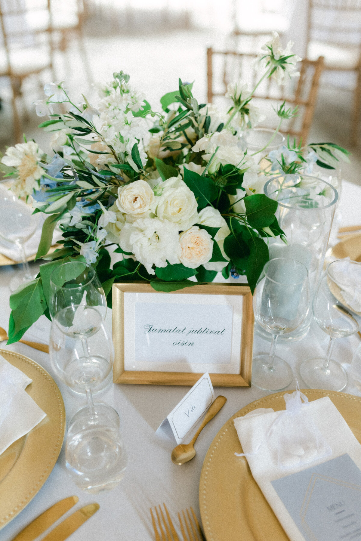 Wedding table setting and flowers photographed by wedding photographer Hannika Gabrielsson.