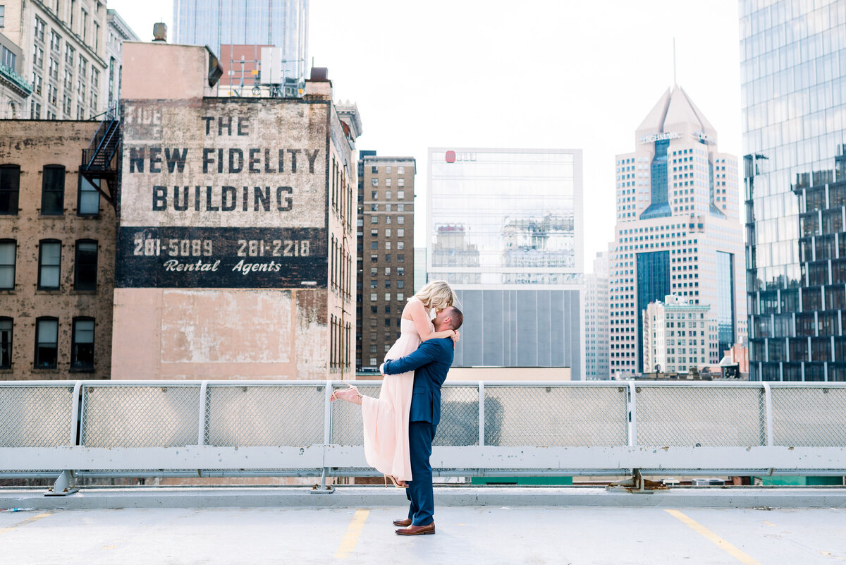 downtown-pittsburgh-rooftop-engagement-session-ashley-reed-photography10