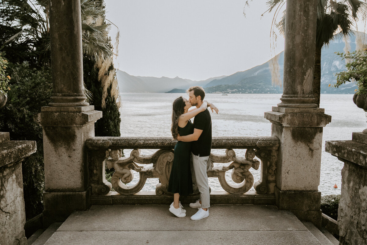 Couple kissing at Villa Monastero during engagement session