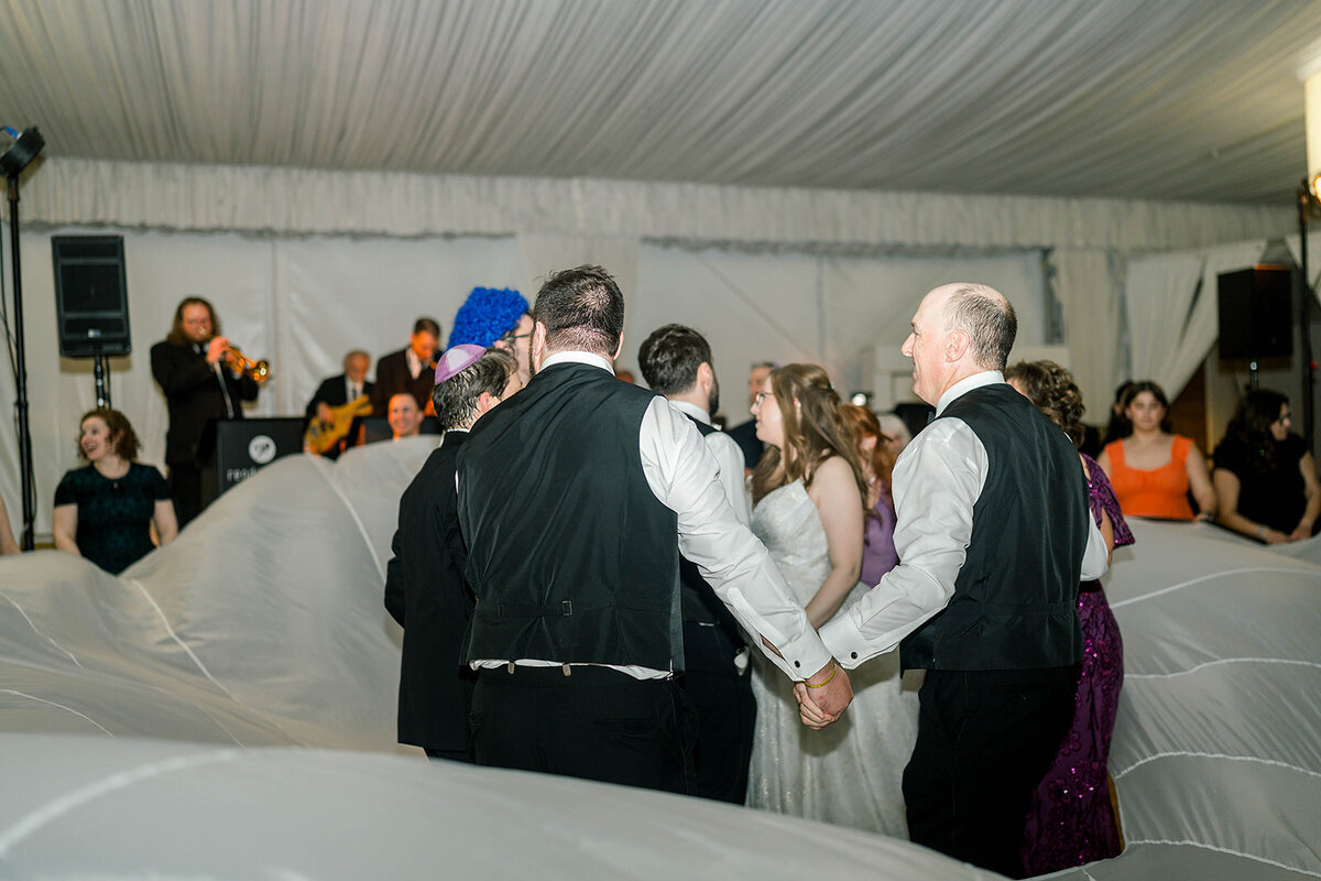 Eliana-Melmed-Photography-Chicago-LosAngeles-Jewish-WeddingPhotography-SimchaDancing-00023
