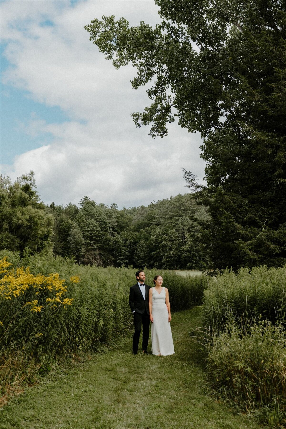 wedding couples photos in field
