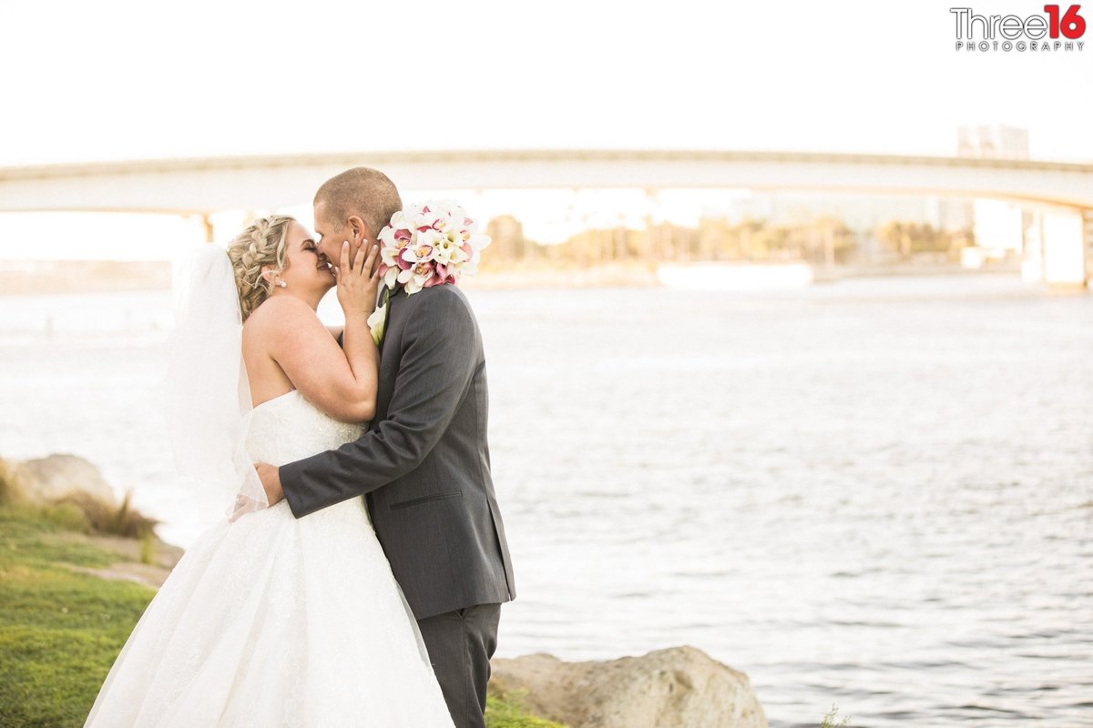 Bride and Groom share a kiss along the coast of the Pacific Ocean