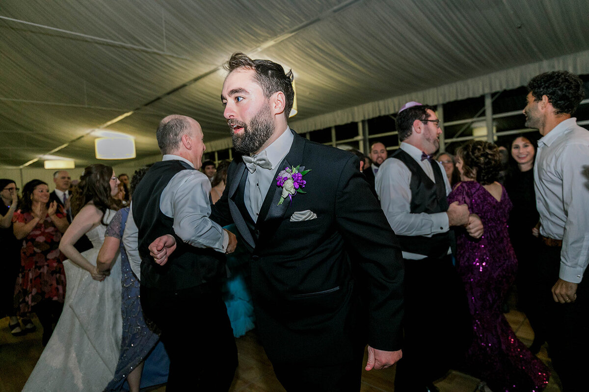 Eliana-Melmed-Photography-Chicago-LosAngeles-Jewish-WeddingPhotography-SimchaDancing-00226