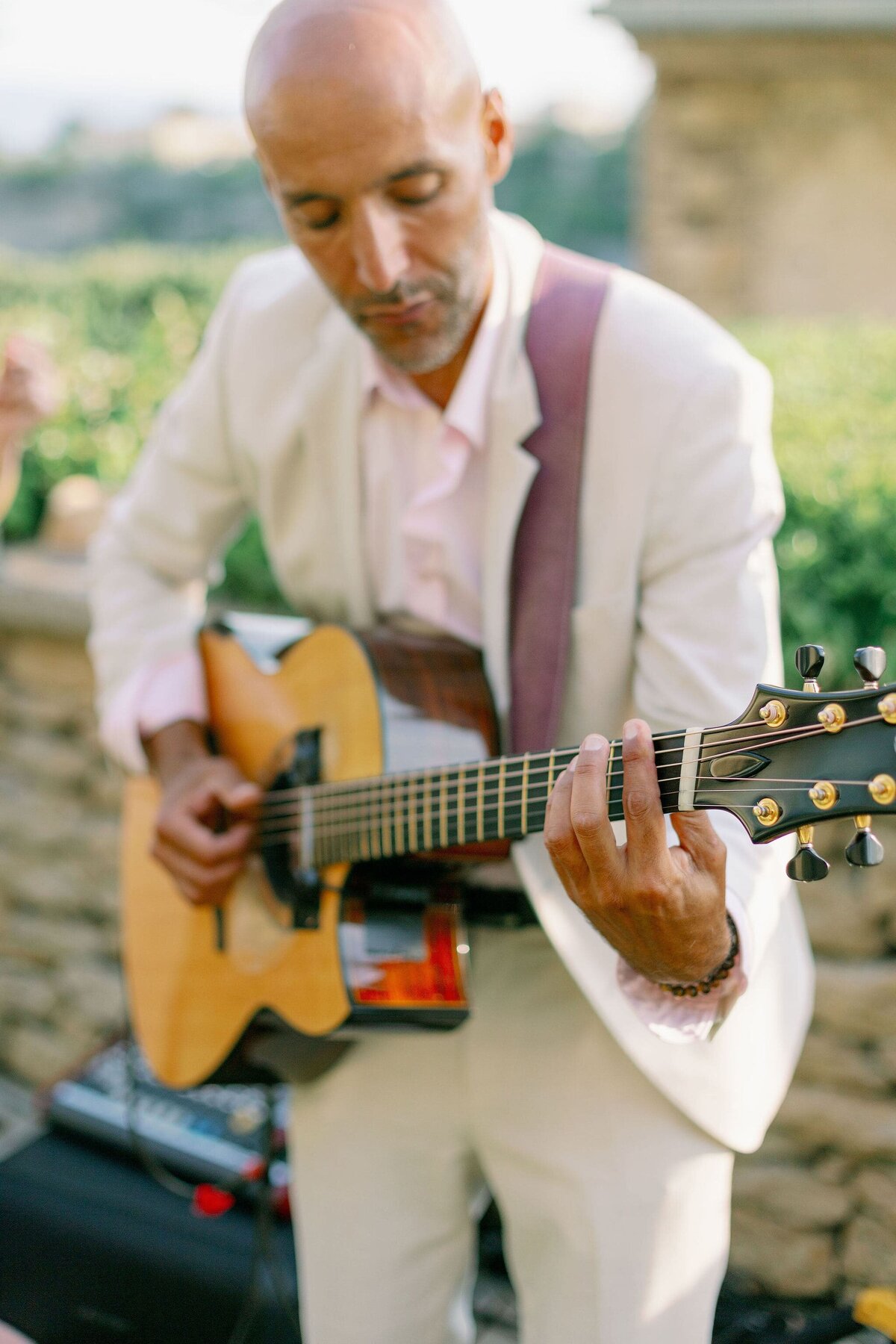 guitarist-and-singer-performing-wedding-entertainment-for-exceptional-guest-experience