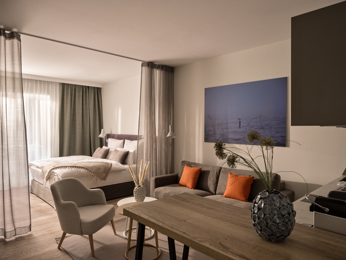 Essbereich eines Apartments mit Blick auf das großzügige Bett.