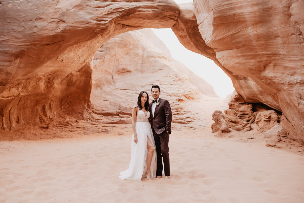 Utah elopement photographer captures newly married couple