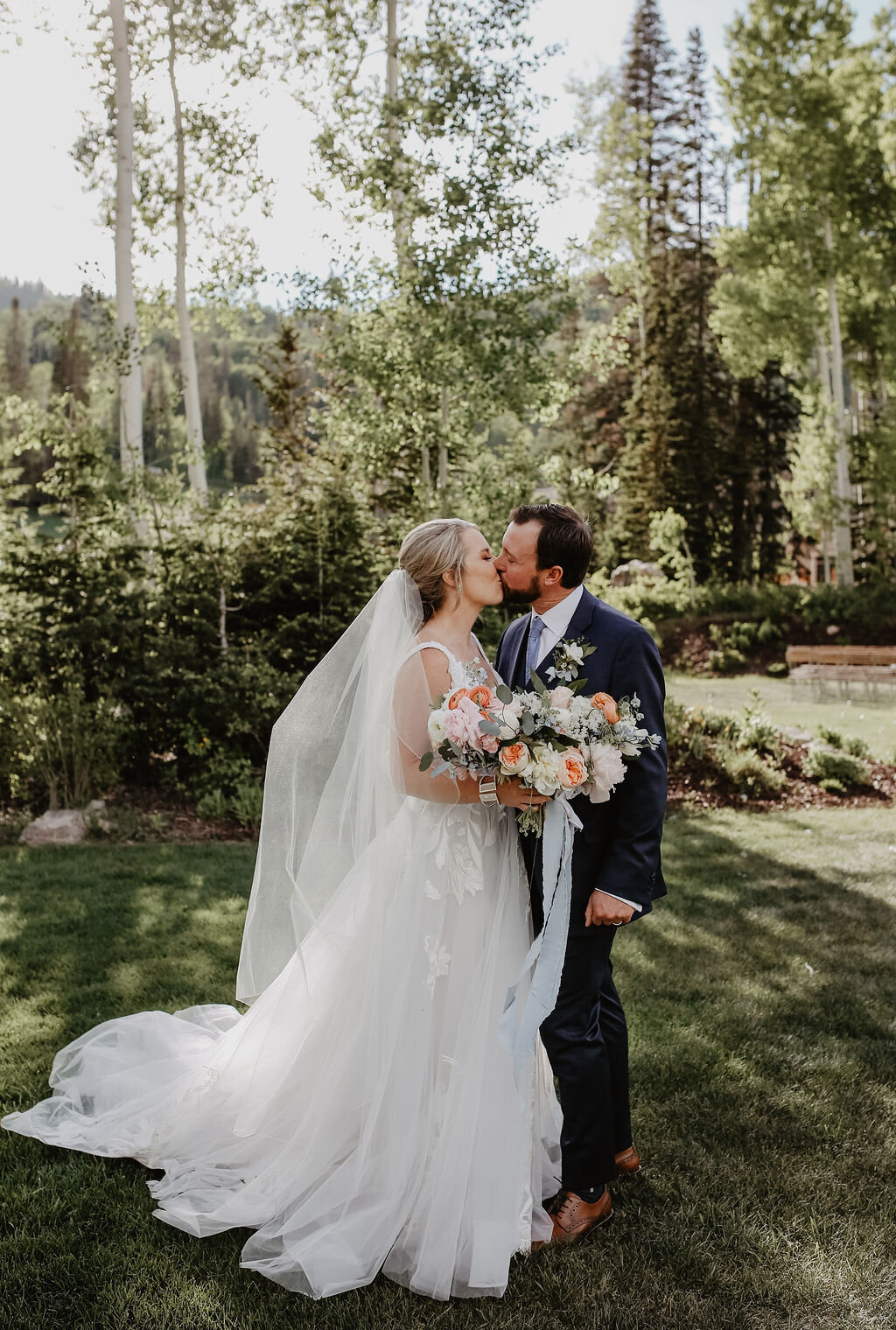 bridal-bouquet-mountain-wedding