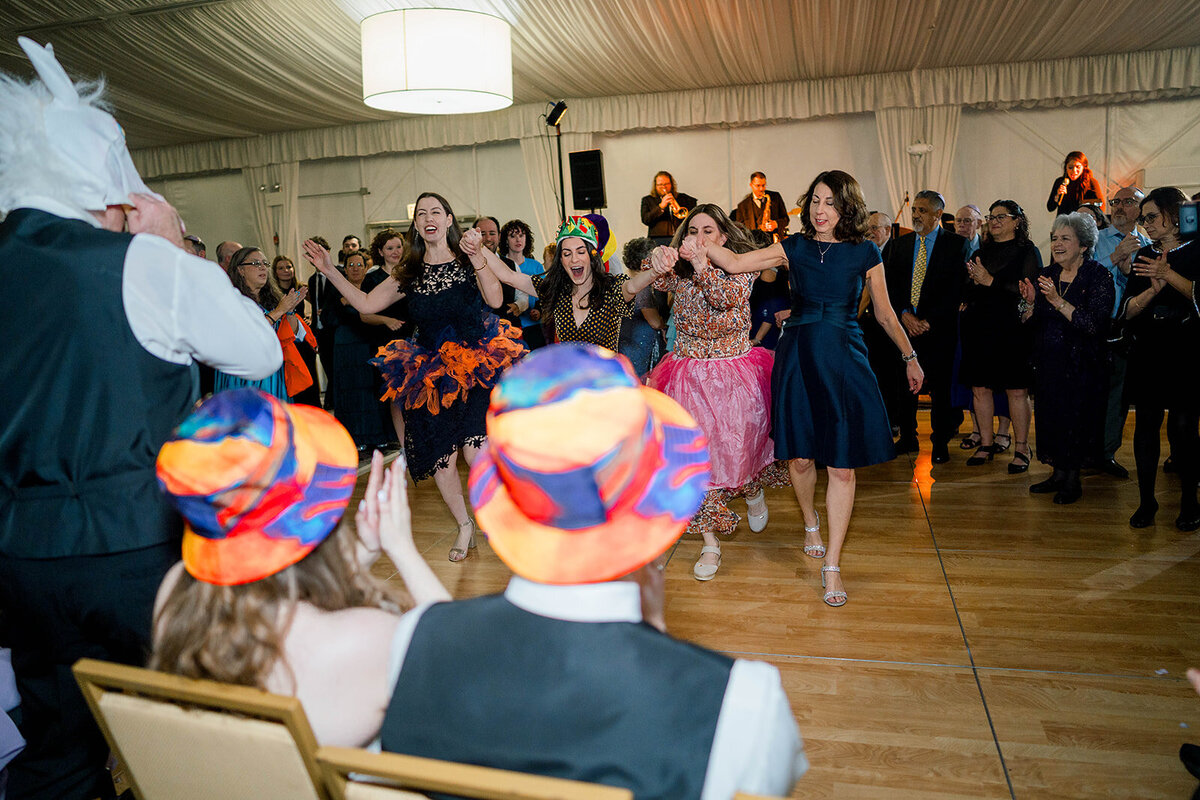 Eliana-Melmed-Photography-Chicago-LosAngeles-Jewish-WeddingPhotography-SimchaDancing-00091