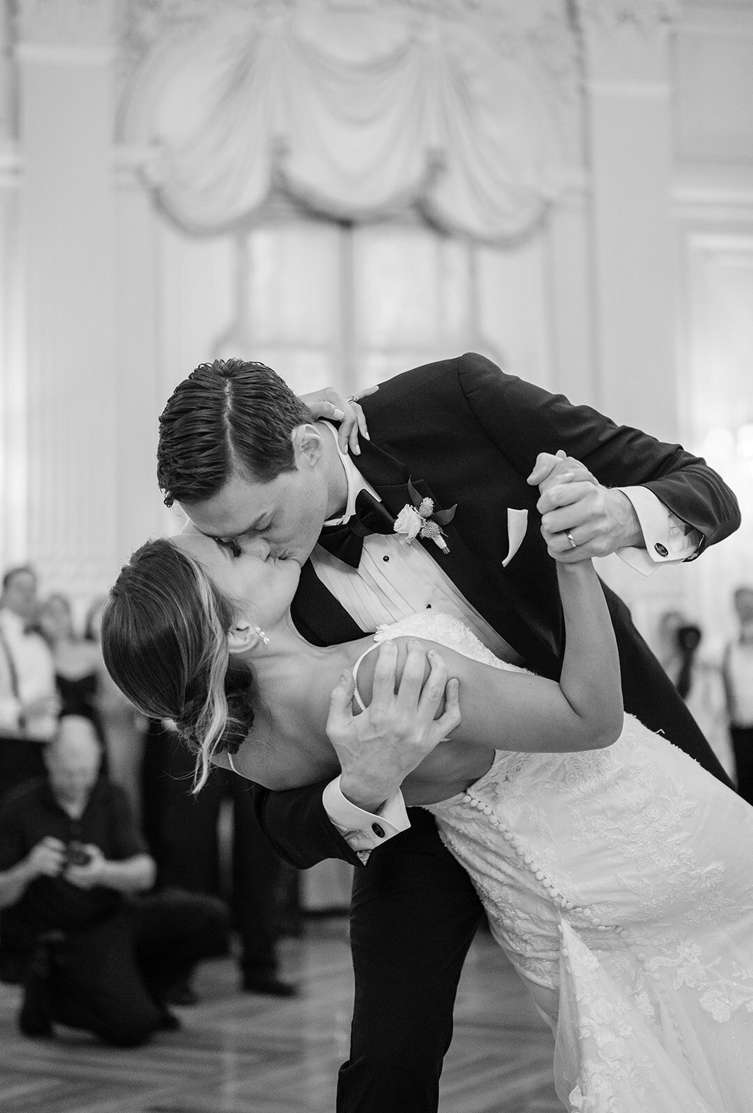bride-and-groom-first-dance-at-rosecliff-mansion