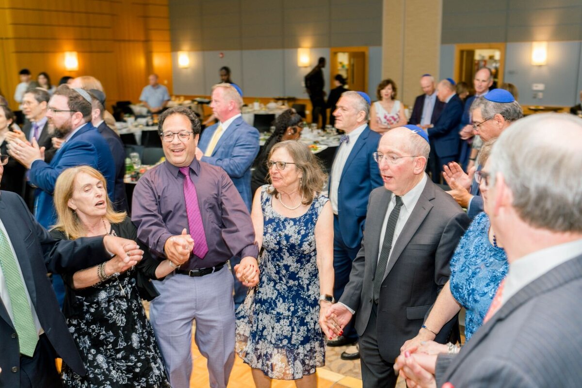 Eliana-Melmed-Photography-Chicago-LosAngeles-Jewish-WeddingPhotography-ShulaNoah-Simcha-Dancing-00095