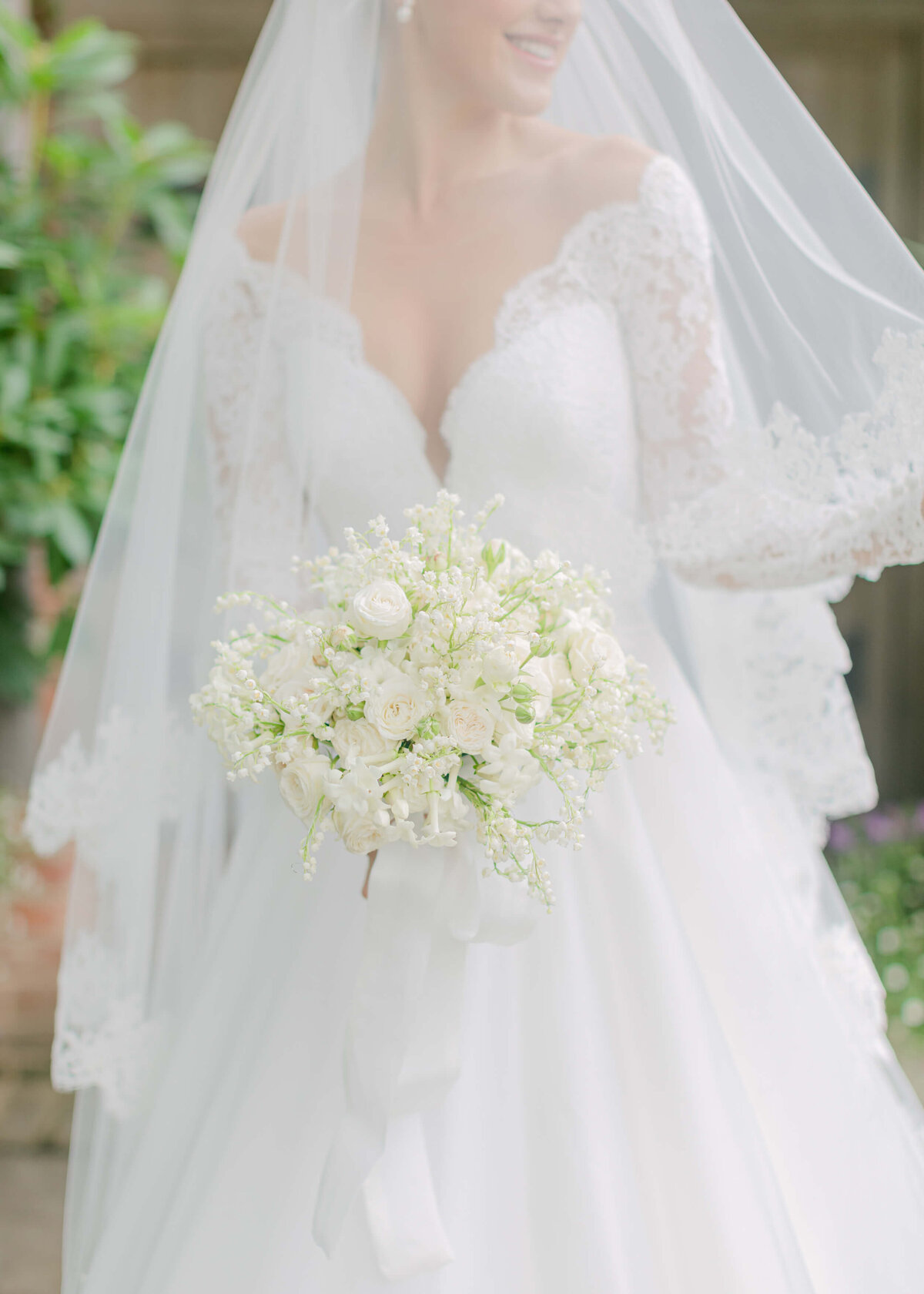 chloe-winstanley-weddings-suzanne-neville-bridal-boquet-john-carter